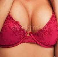 Erdemli'nin Akdeniz Enerjisini Yansıtan Escort Bayan